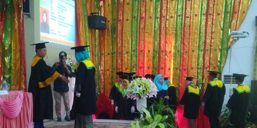Mahasiswi TBI Jadi Wisudawan Terbaik dengan Prediket Cumlaude Mahasiswi TBI Jadi Wisudawan Terbaik dengan Prediket Cumlaude